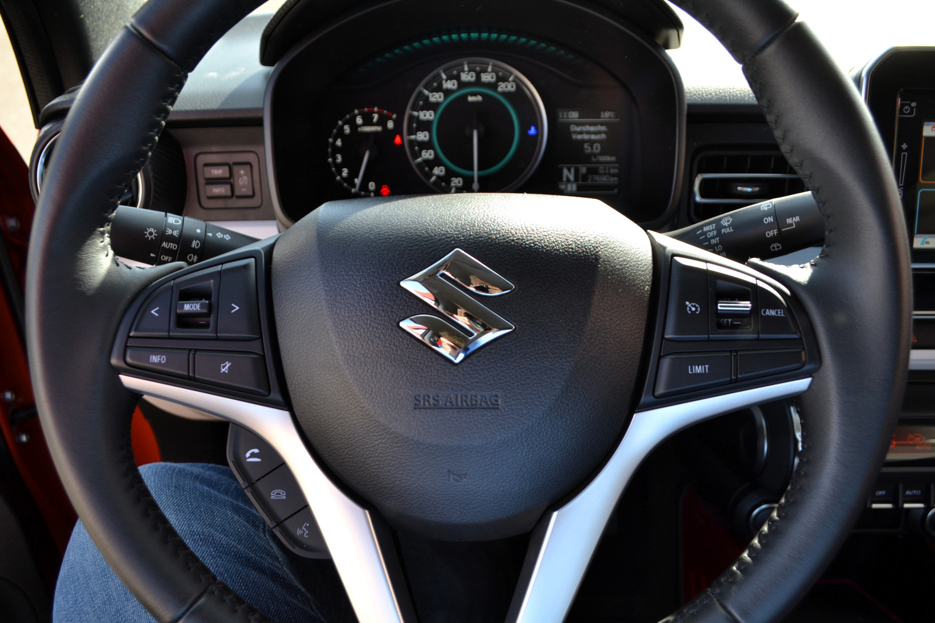 47707669-7.jpg